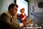 Integrationsplaner. Siden den første integrationsplan blev fremlagt i 1999, har skiftende regeringer præsenteret ikke færre end 21 forskellige integrationsplaner. På billedet er det daværende integrationsminister Rikke Hvilshøj, der fremlægger integrationsplanen i Statsministeriets spejlsal i 2005. I forgrunden sidder nuværende finansminister Claus Hjort Frederiksen (V). (arkivfoto) 