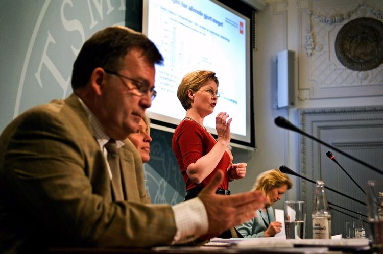 Integrationsplaner. Siden den første integrationsplan blev fremlagt i 1999, har skiftende regeringer præsenteret ikke færre end 21 forskellige integrationsplaner. På billedet er det daværende integrationsminister Rikke Hvilshøj, der fremlægger integrationsplanen i Statsministeriets spejlsal i 2005. I forgrunden sidder nuværende finansminister Claus Hjort Frederiksen (V). (arkivfoto) 