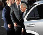 Supersvindleren. Bernie Madoff nåede at franarre sine investorer 135 milliarder kroner, før hans investeringsvirksomhed i 2008 blev afsløret som et gigantisk svindelnummer. Her stiger han ud af en bil på vej til et retsmøde i New York i 2009, kort før han blev idømt 150 års fængsel. 