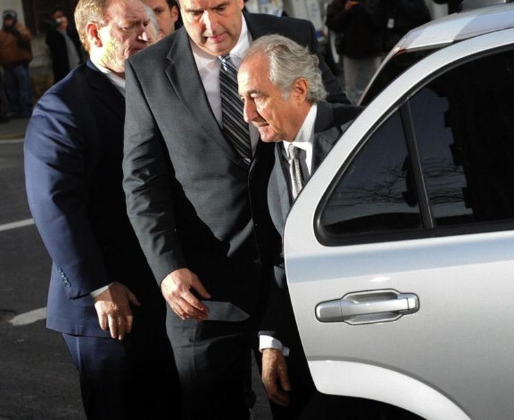 Supersvindleren. Bernie Madoff nåede at franarre sine investorer 135 milliarder kroner, før hans investeringsvirksomhed i 2008 blev afsløret som et gigantisk svindelnummer. Her stiger han ud af en bil på vej til et retsmøde i New York i 2009, kort før han blev idømt 150 års fængsel. 