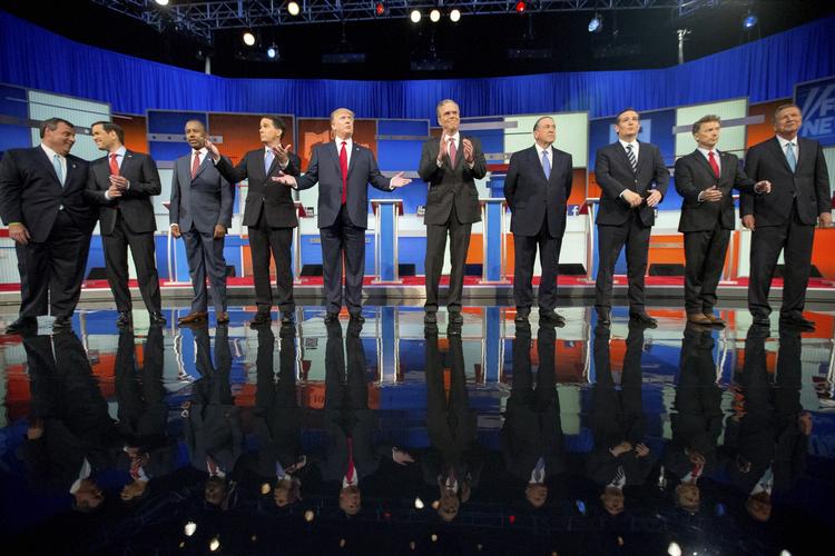 Ude. Som den tredje republikaner siden mandag vil Rick Santorum i dag trække sig fra kampen om at blive republikanernes præsidentkandidat. I mandags droppede Mike Huckabee (4. fra højre) ud af valgkampen, og tidligere i dag opgav også Rand Paul (2. fra venstre). 