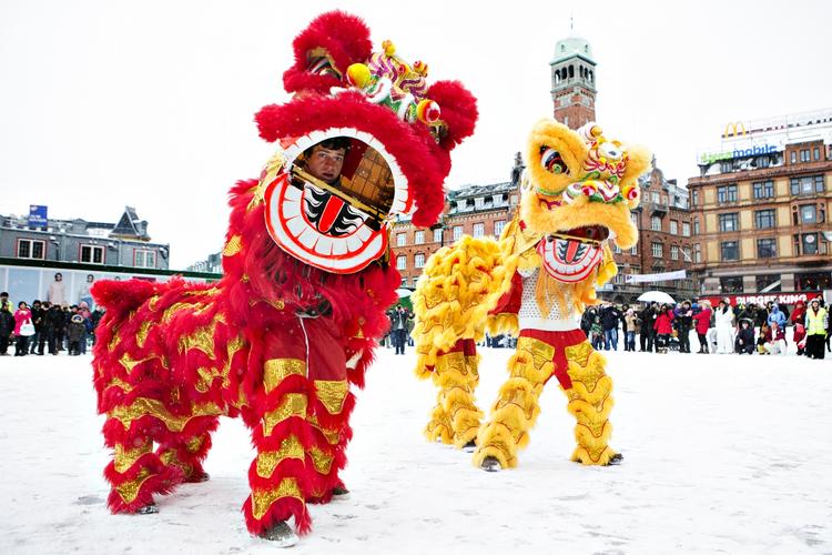 Løvedans. Sidste år blev nytåret fejret ved Rådhuspladsen. 