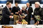 Statsjob. Lars Løkke Rasmussen (V) demonstrerede, hvor stor vægt regeringen lægger på udflytningen af 3.900 statslige jobs ved at møde op til åbningen af Færdselsstyrelsen i Ribe. 
