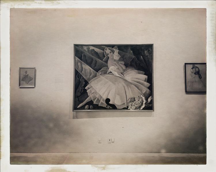 Ifølge filmen 'Den danske pige' var det, da han poserede for sin kone Gerda til netop dette billede, at Einar Wegener opdagede, at han gemte på en 'Lili' inderst inde. Fra Arkens Gerda Wegener-udstilling i Ishøj. 