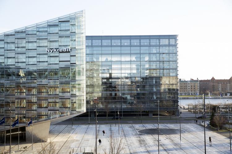 pengejagt. Nykredit mangler cirka 10 milliarder kroner for at leve op til de kapitalkrav, der stilles til virksomheden. Derfor vil den nu kradse flere penge ind hos boligejerne. 