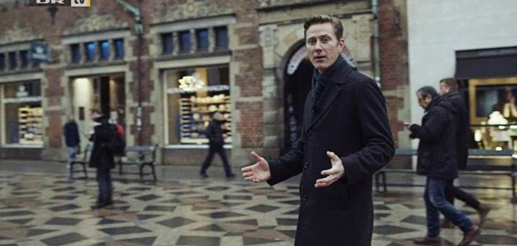 Megasvindel. Thomas Buch-Andersen er god som vært i DR 1's dokumentarserie 'Sådan svindles Danmark'. 