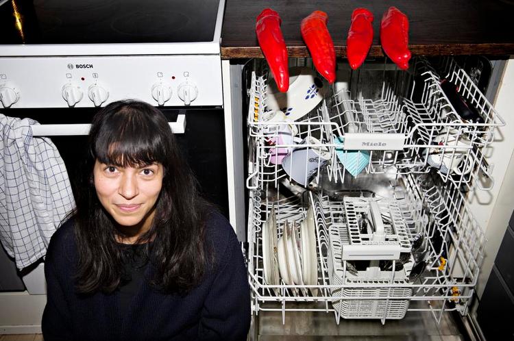 kødløs. Lone Aburas er blevet vegetar, fordi hun kan ikke længere forsvare at spise konventionelt kød, og det økologiske er dyrt. Til gengæld spiser hun mange røde peberfrugter - og er glad for sin nye opvaskemaskine. 