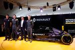 hestekræfter. Kevin Magnussen (th) ved præsentationen af den racer, danskeren skal køre i for Renault. 