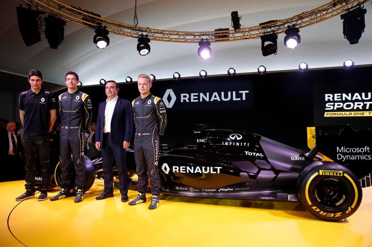hestekræfter. Kevin Magnussen (th) ved præsentationen af den racer, danskeren skal køre i for Renault. 