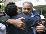 LØSLADT. Anthony Ray Hinton modtages i april sidste år uden for amtsfængslet i Birmingham i Alabama efter næsten 30 år på dødsgangen for en forbrydelse, han ikke begik. 