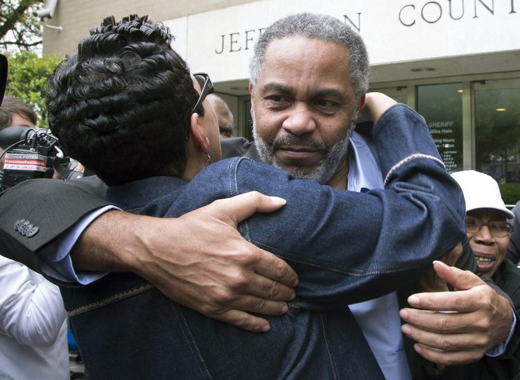 LØSLADT. Anthony Ray Hinton modtages i april sidste år uden for amtsfængslet i Birmingham i Alabama efter næsten 30 år på dødsgangen for en forbrydelse, han ikke begik. 