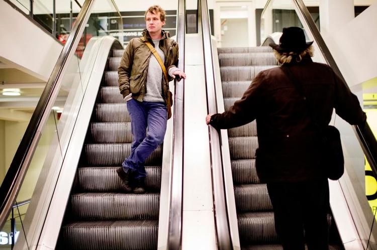 Centerliv. Tomas Lagermand Lundme (på vej ned) møder Københavneriet i Amager Centret. 