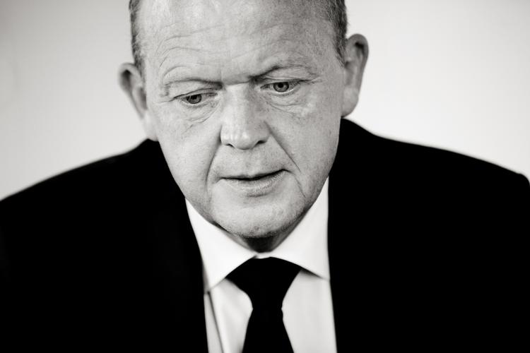 Stolt. Danmark har intet at skamme sig over efter udlandets kritik af danske asylstramninger, mener statsminister Lars Løkke Rasmussen (V). Han er i stedet stolt over, at Danmark fordobler sit bidrag til syriske flygtninge. 