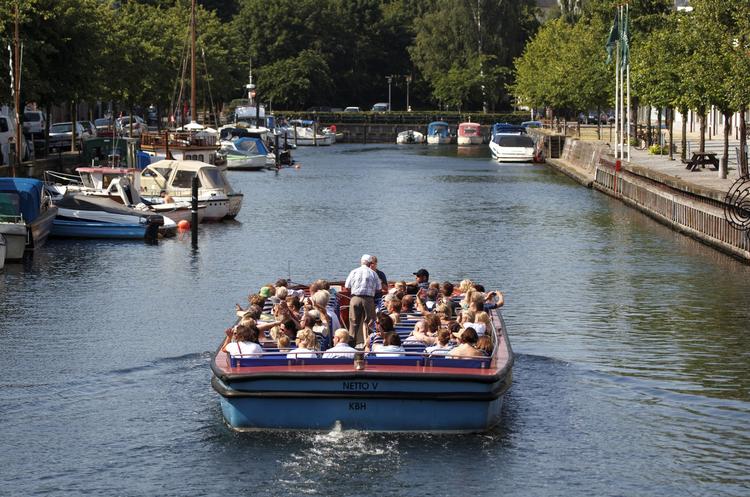 forebyggelse. Efter ulykken med den 10-årige pige har Netto-Bådene og det konkurrerende rederi Canal Tours sat afskærmninger op, så lignende tragedier ikke kan gentage sig. 