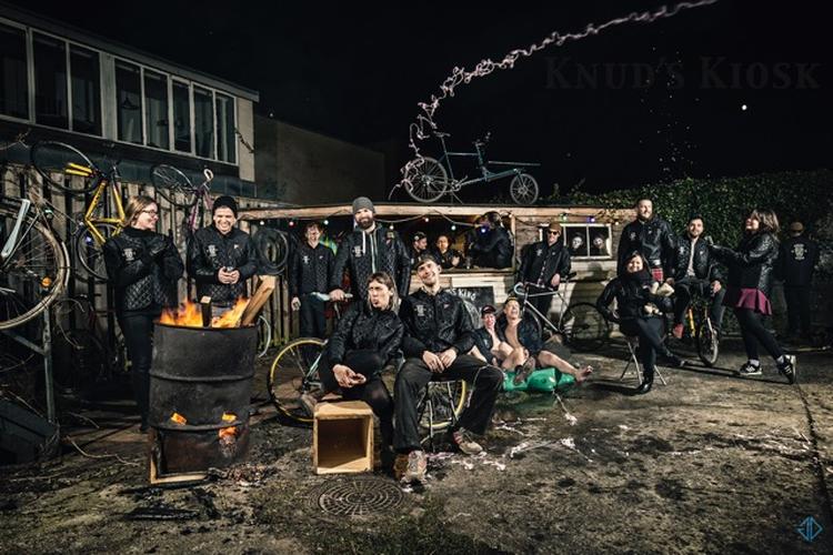 Fælleskab. Knuds Kiosk har sit faste slæng, der hænger ud over cykler, god kaffe og hygge. 