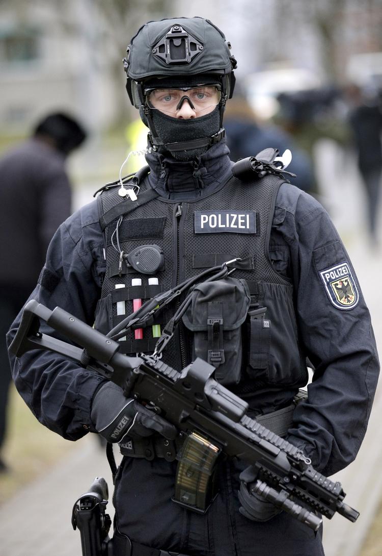 forberedt. En tysk politibetjent fotograferet i Berlin i januar under en antiterrorøvelse. 
