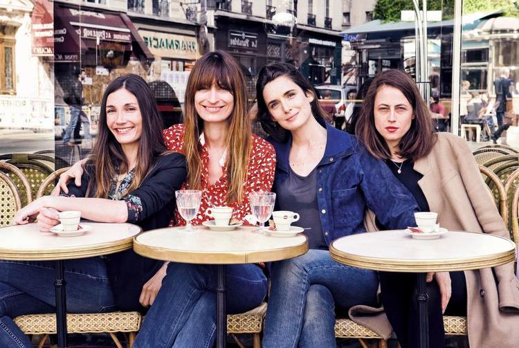 Parisiennes. Bogens forfattere, fra venstre Audrey Diwan, Caroline de Maigret, Sophie Mas og Anne Berest, personificerer om nogen selv pariserindens særlige stil og udstråling. 