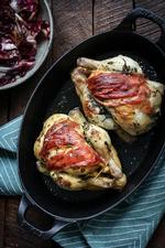 Hovedret. Poussinen er kyllingens mindre slægtning - den passer lige til én person og ser festlig ud serveret hel til to. 