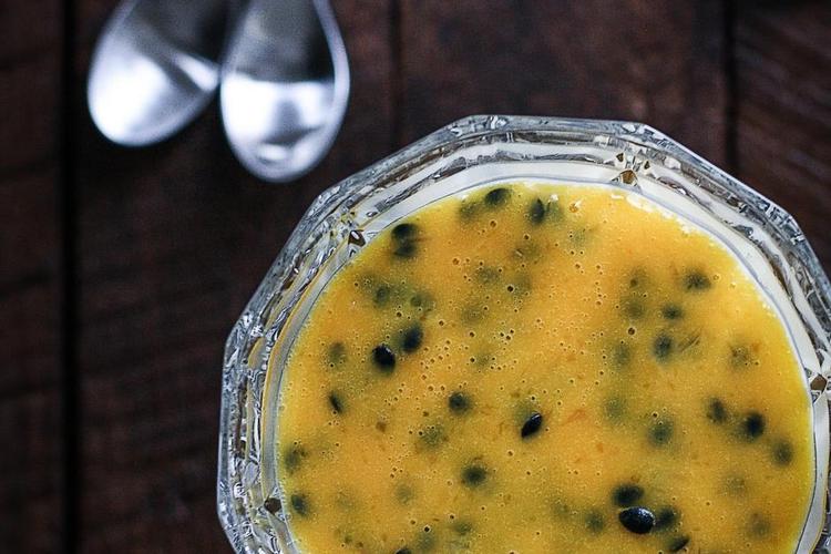 Panna cotta med passionsfrugt