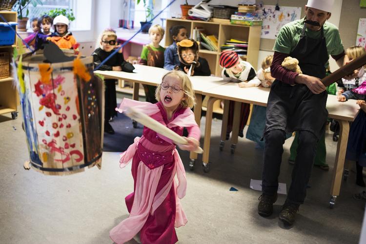 BANG! Børnenes fest var i gamle dage mest for voksne. Og dødsens alvor. 