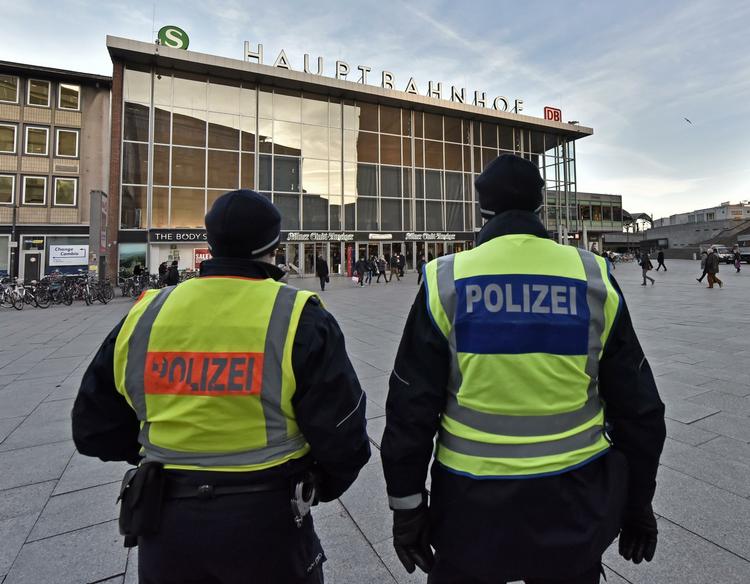 Karneval. Politiet er mødt massivt op til karnevallet i Köln. 