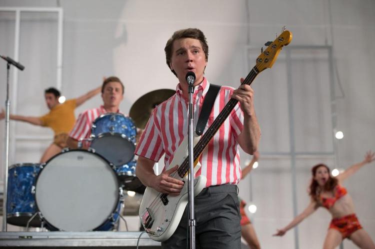 Frontfigur. Paul Dano som Brian Wilson. Den ældre Wilson spilles af John Cusack i 'Love &amp; Mercy'. 
