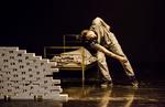 KONTAKT. Edhem Jesenkovic har et stærkt nærvær som danser og performer, men forsvinder indimellem ind i sine erfaringer som bosnisk flygtning.