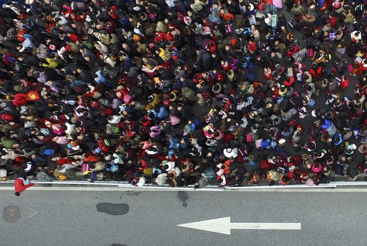 Strandet. Togene på hovedbanegården i Guangzhou blev forsinkede, og det dannede en kø på 100.000 rejsende, der var strandet på banegården. 