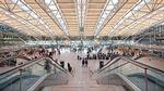 velkomst. Der er lyst og overskueligt i hallen i Hamburgs lufthavn, hvor man tjekker ind til de forskellige flyselskaber. 