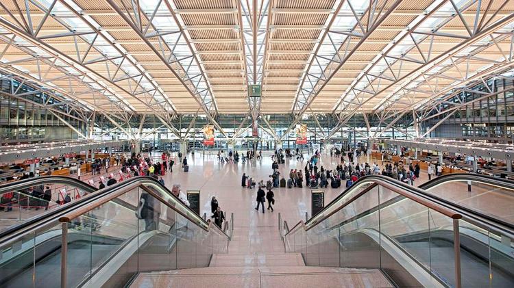 velkomst. Der er lyst og overskueligt i hallen i Hamburgs lufthavn, hvor man tjekker ind til de forskellige flyselskaber. 