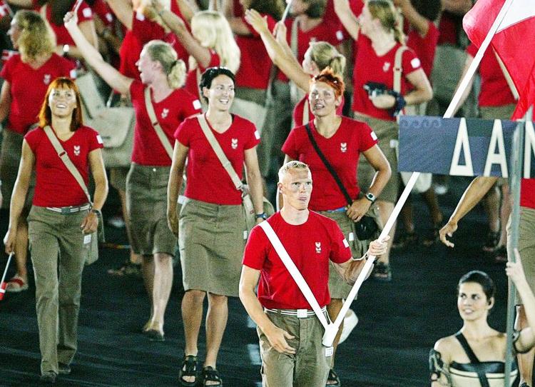 FORREST. Siden Danmark deltog ved de olympiske lege i 1908 har 24 atleter gået i front for den danske delegation. Her ses Eskild Ebbesen med fanen i Athen i 2004. (Foto: Polfoto) 
