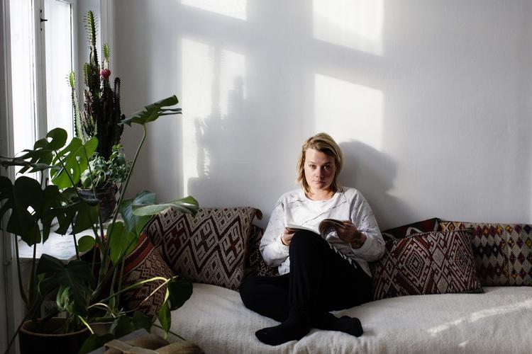 Digter. Maria Gerhardt har i mange år skrevet digte og søgte som ung ind på Forfatterskolen, men havde ikke haft nerver til at sende et manuskript uopfordret ind. 