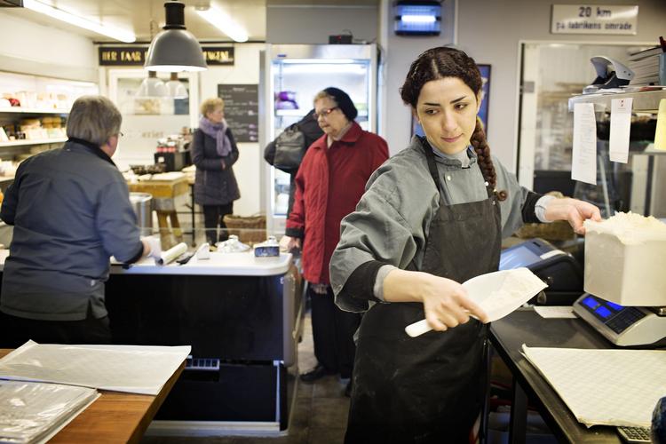 JOB. Integrationen skal begynde på arbejdspladsen, ikke på sprogskolen, foreslår politikerne. Det går støtte i Slagelse, hvor flygtninge med stor succes ledes ud på arbejdsmarkedet inden de har lært dansk. Her er Hayat Alloko i gang hos Ostebørsen. 