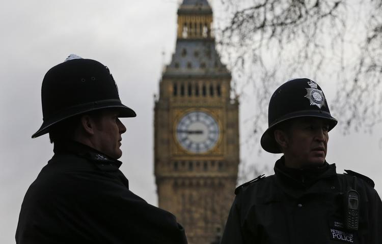 Politi. Betjente holder vagt tæt ved Big Ben i London. 