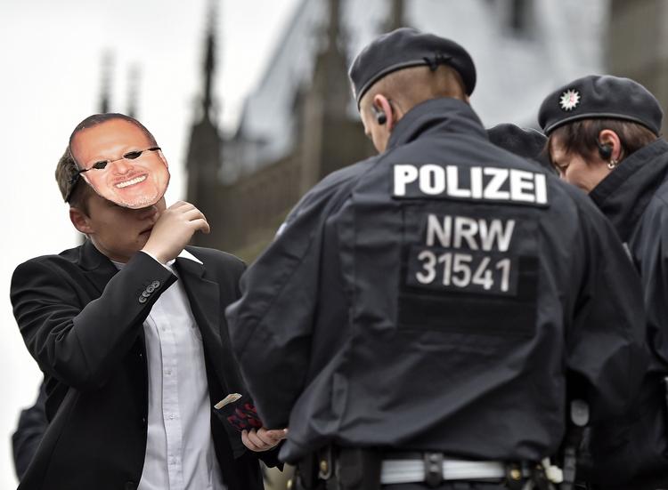 Karneval. Ved den første aften af Kölns traditionsrige karneval melder politiet i år om dobbelt så mange anmeldeser af seksuelle overgreb end tidligere. 