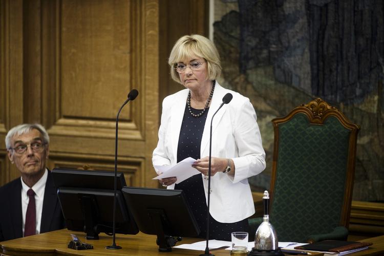 Høringer. Folketingets formand, Pia Kjærsgaard, ønsker at kopiere en norsk model til kontrol af bl.a. embedsmænd. Dette skal ske ved parlamentariske høringer. 