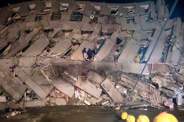 Adskillige mennesker menes fortsat at være fanget inde i det, der førhen var en 17 etager høj boligblok i Tainan. 