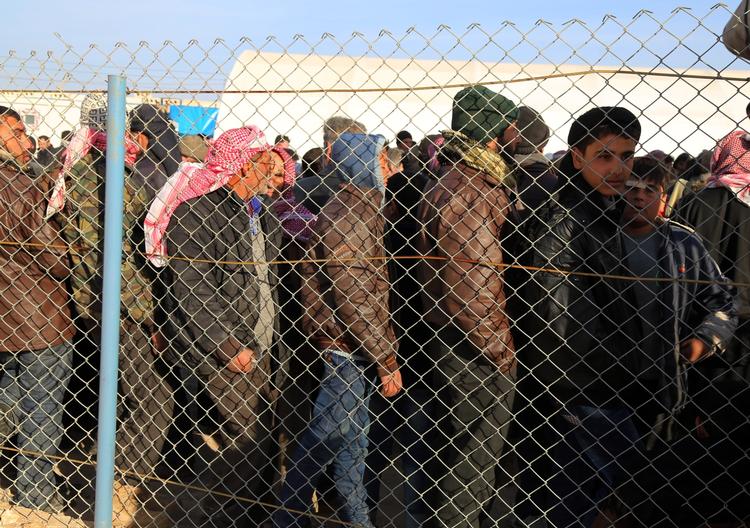 FLYGTNINGEKØ. Syrere fra Aleppo venter på at kunne komme ind i Tyrkiet via Bab al-Salam-grænseovergangen. 