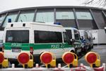AKTION. Politibiler foran asylcenteret i Attendorn under pågribelsen af den terrormistænkte algerier. 