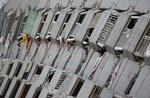 INDSATS. En redningsarbejder er ved at trænge ind i en lejlighed flere etager henne ad det væltede højhus. 