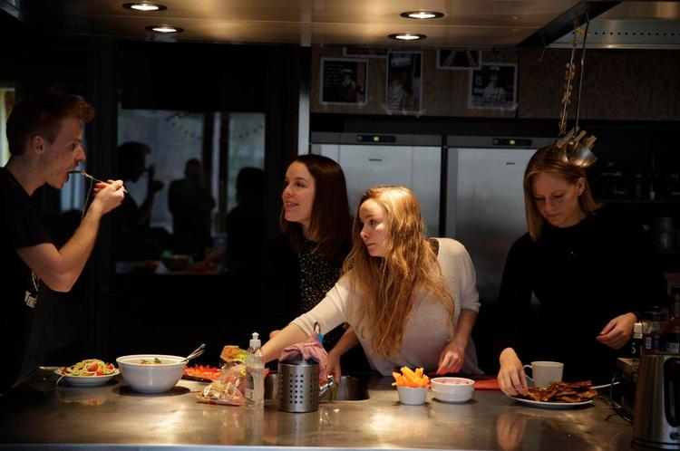 MADKLUB. Flere fra Julie Karnøes gang på Tietgenkollegiet er også til grøn mad. Her laver Rasmus Jensen, Iris Gutt, Julie og Metha Balling fælles vegansk frokost. 
