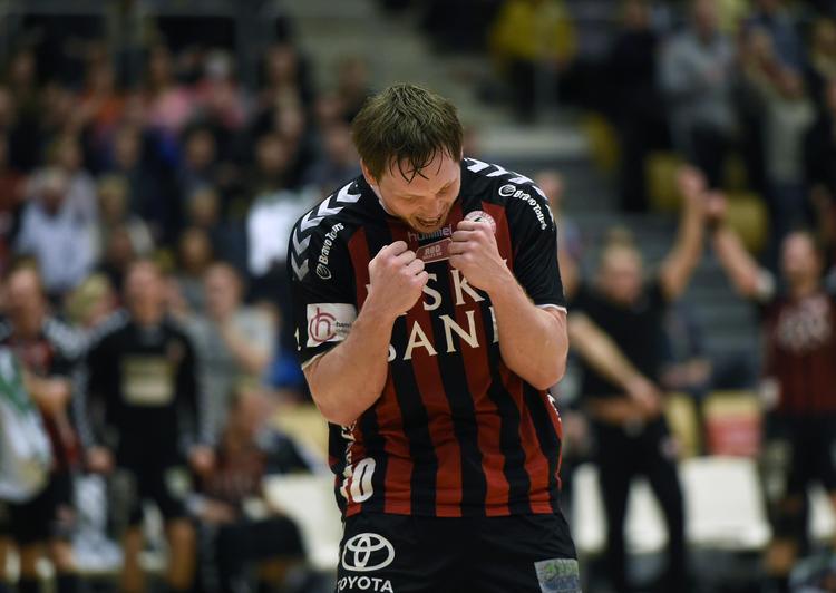 SÅDAN! HC Midtjyllands Jacob Østergaard jubler, da sejren over Team Tvis Holstebro er hjemme. 