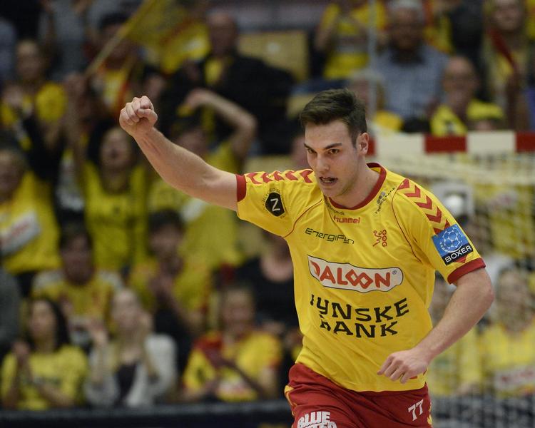 KASSE. GOG Håndbolds Kiehn Clausen jubler efter en scoring i opgøret mod Århus Håndbold. Stemningen holdt hele vejen hjem. 