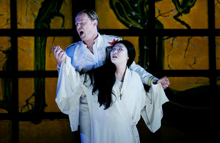 Sårbar. Magnus Vigilius er den amerikanske flådeofficer, der uden omtanke eslutter sig for at muntre sig med den unge Butterfly, sunget af Hye Won Nam. 