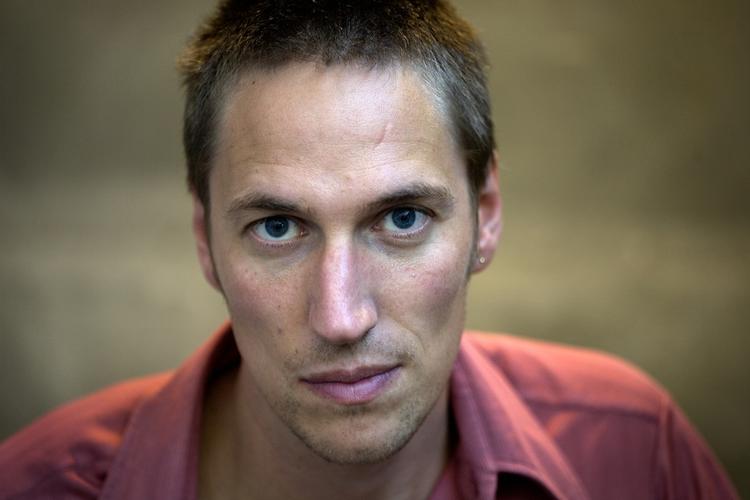 Ændring. Christian Lollike vil ikke sige, hvilke eller hvilken anmeldelse der har fået ham og holdet bag 'Uropa' til at lave forestillingen om. 