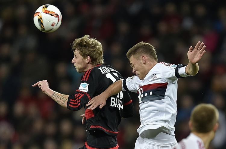 duel. Bayerns Joshua Kimmich (th.) og and Leverkusens Stefan Kiessling kæmper om bolden. 