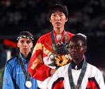GULD. Wang Junxia indtog øverste plads på podiet efter kvindernes OL-finale på 5.000 meter i Atlanta i 1996. Men det er ikke sikkert, hun kommer til at beholde medaljen. 