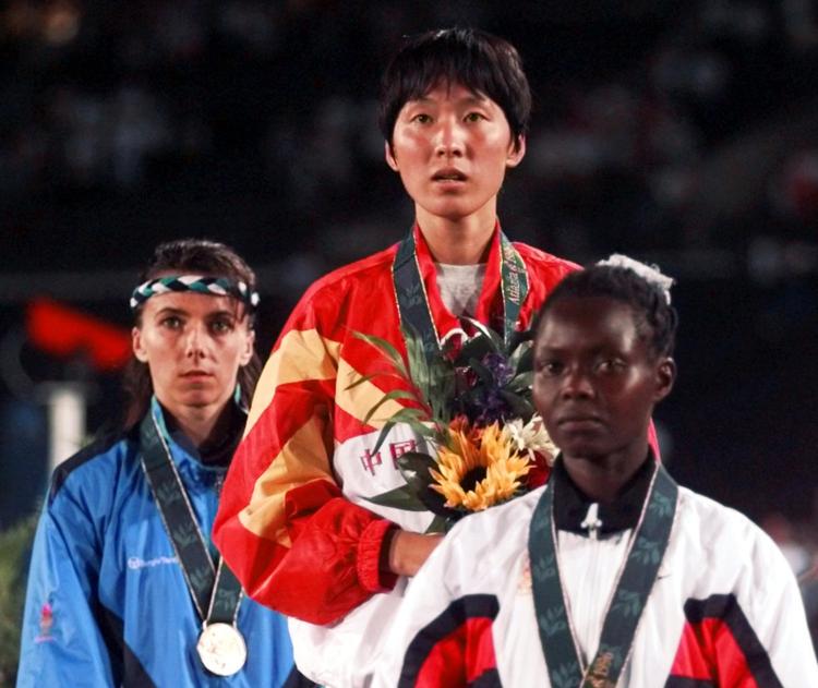 GULD. Wang Junxia indtog øverste plads på podiet efter kvindernes OL-finale på 5.000 meter i Atlanta i 1996. Men det er ikke sikkert, hun kommer til at beholde medaljen. 