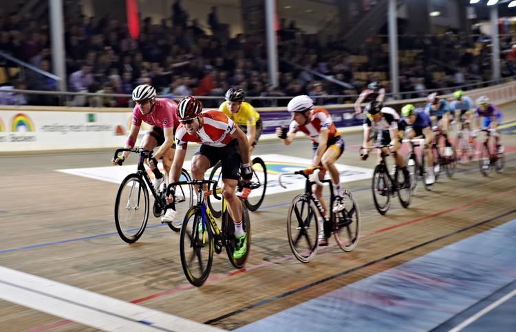 førerpar. Par nummer 7, Alex Rasmussen og Jesper Mørkøv, fører det københavnske seksdagesløb med 173 point. 
