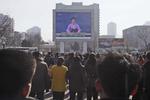 TV-AVIS. Nordkoreanere i Pyongyang får her meddelelsen om raketopsendelsen via en kæmpeskærm ved byens hovedbanegård. 